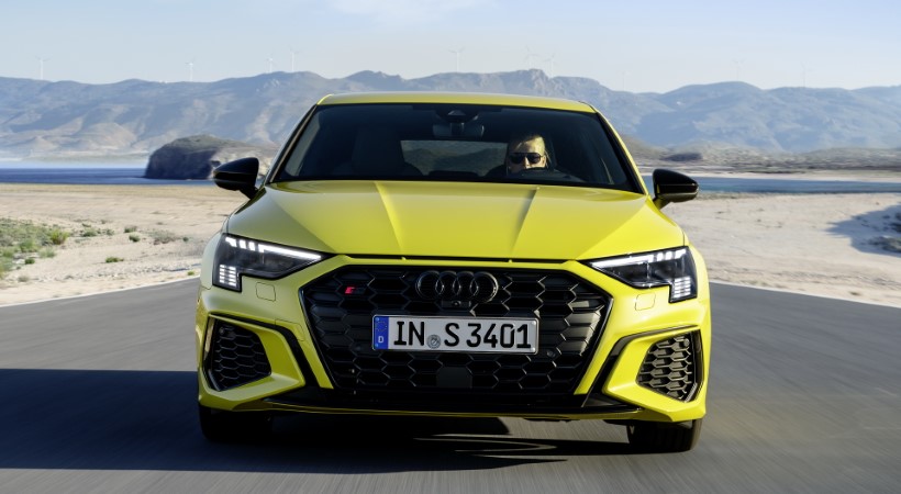 El Audi S3 2021 cuenta con toques más agresivos cortesía de las entradas de aire más grandes, las cuádruples puntas de escape y la parrilla de un solo marco. Foto: Audi