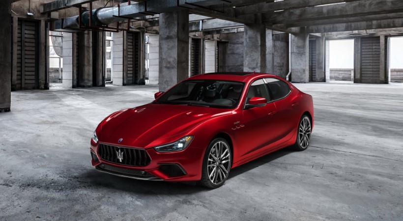 Para distinguir al Maserati Ghibli Trofeo y al Quattroporte Trofeo, la marca añadió acentos rojos en la carrocería. Foto: Maserati