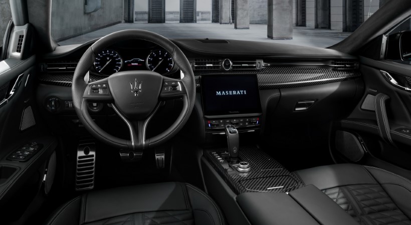 El interior de ambos autos cuenta con terminados especiales y un nuevo sistema de infotenimiento. Foto: Maserati.