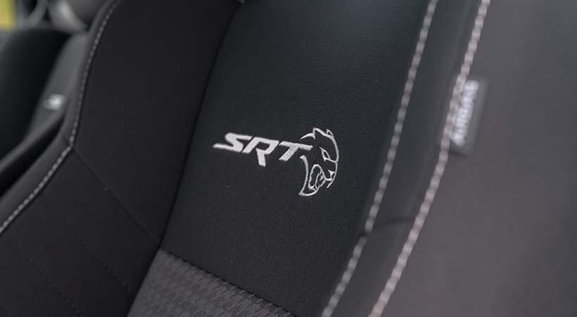 El logot SRT Hellcat repite en diversas partes del habitáculo y de la carrocería. Foto: Dodge