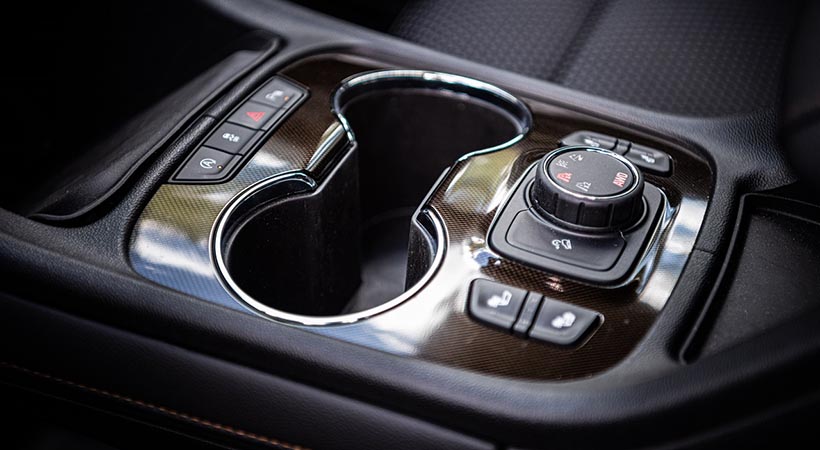 Uno de los cambios más notables en esta versión es la sustitución de la palanca de velocidades por botones localizados en la consola central. Foto: GMC