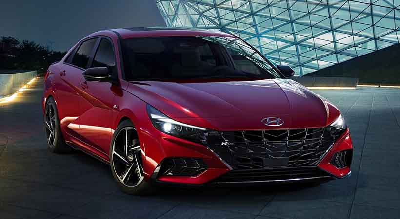 Las inserciones de color negro, que también ejercen de elemento exclusivo, se aplican en las cubiertas de los retrovisores y en el marco de las ventanillas laterales, entre otras partes del vehículo. Foto Hyundai