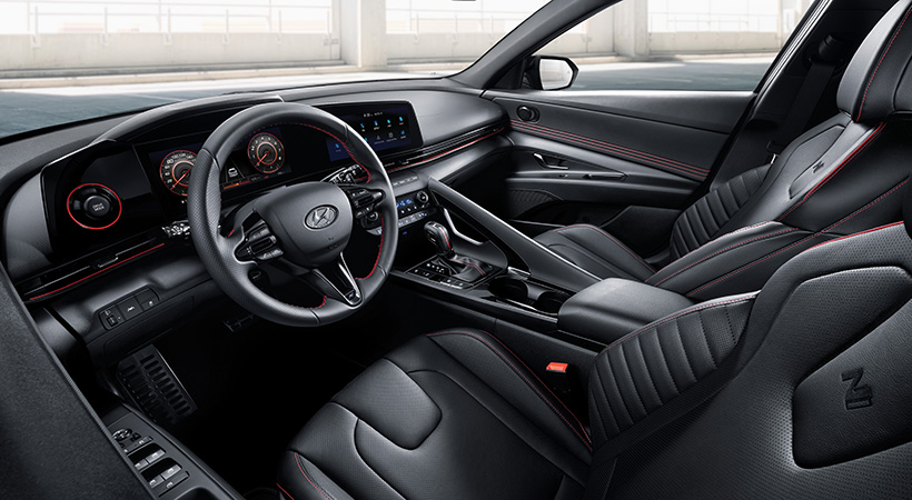 La cabina del  Hyundai Elantra N Line 2021 tiene detalles exclusivos de la gama deporetiva. Foto: Hyundai.