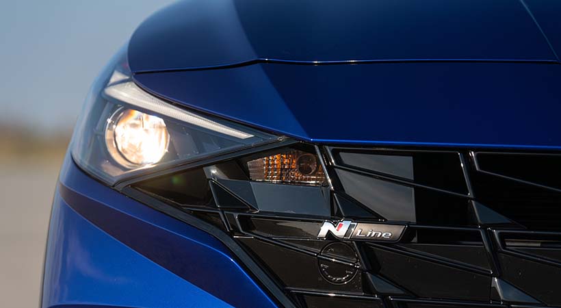 La parrilla del Hyundai Elantra N Line 2021 también recibió el emblema N. Foto: Hyundai.