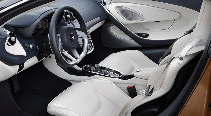 Aparte de ofrecer una capacidad de carga superior a la de muchos coches compactos, el McLaren GT ofrece también un interior más amplio que en los otros modelos de la gama. Foto: McLaren