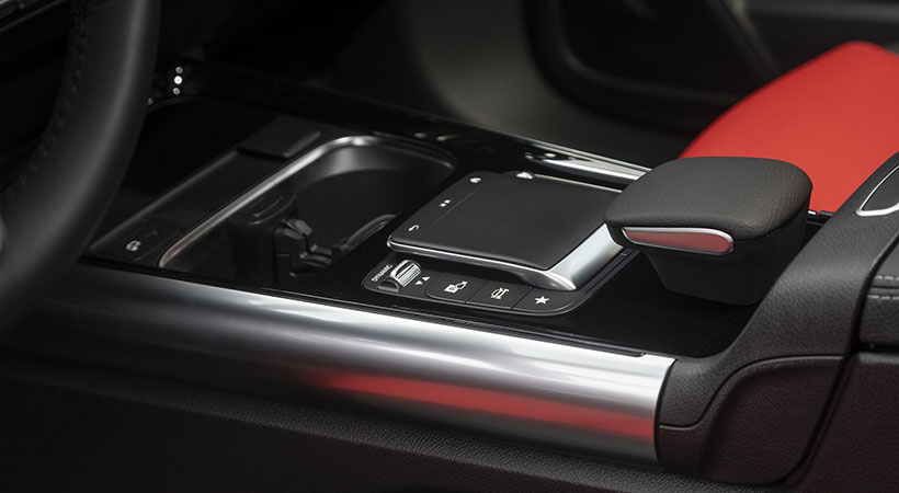 El selector de marcha es pequeño y elegante. Foto: Mercedes-Benz