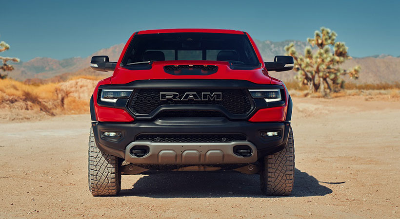 Viéndola de frente, lo que más destaca es el enorme capó con dos tomas de aire completamente funcionales. Foto: RAM