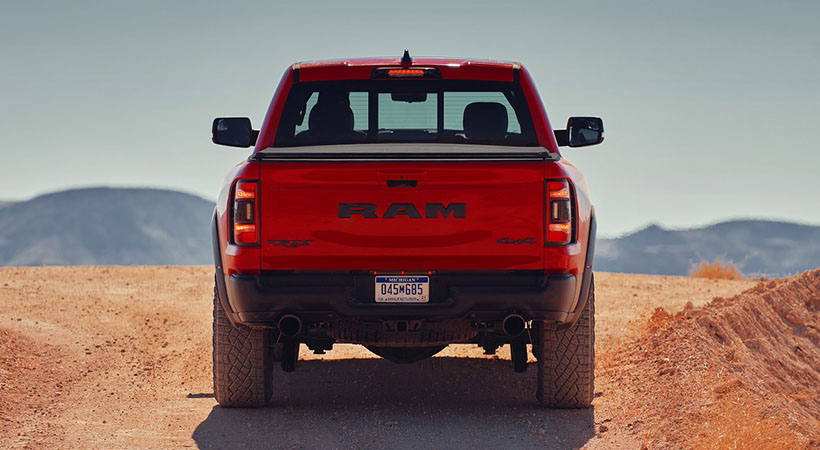 En la parte posterior, encontramos, sobre la puerta trasera, un emblema R-A-M similar al de la Rebel 