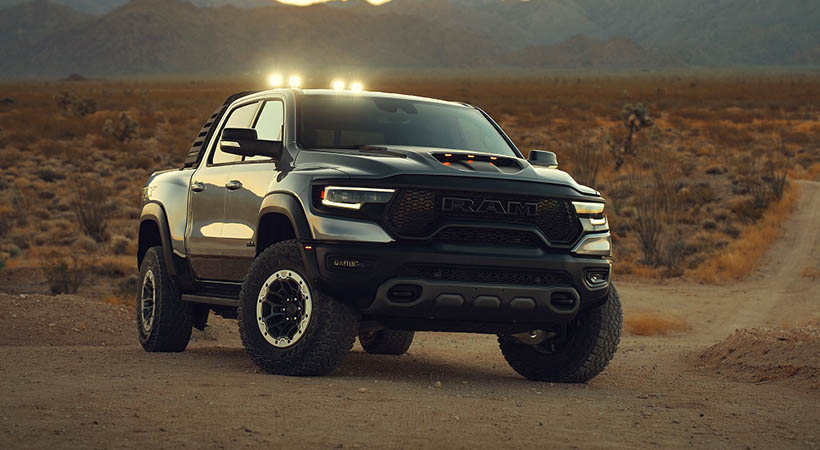 En la parte delantera destacan las enormes letras R-A-M que recorren la parilla de lado a lado, las luces frontales LEDs que incluyen proyectores dobles bifuncionales y las defensas de acero. Foto: RAM