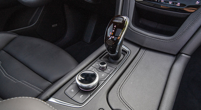 Al frente, los conductores y pasajeros se encuentran con una nueva versión del sistema de infotenimiento CUE de Cadillac, que ahora dispone de una perilla de selección giratoria,  justo detrás de la nueva palanca de cambios electrónica. Foto: Cadillac