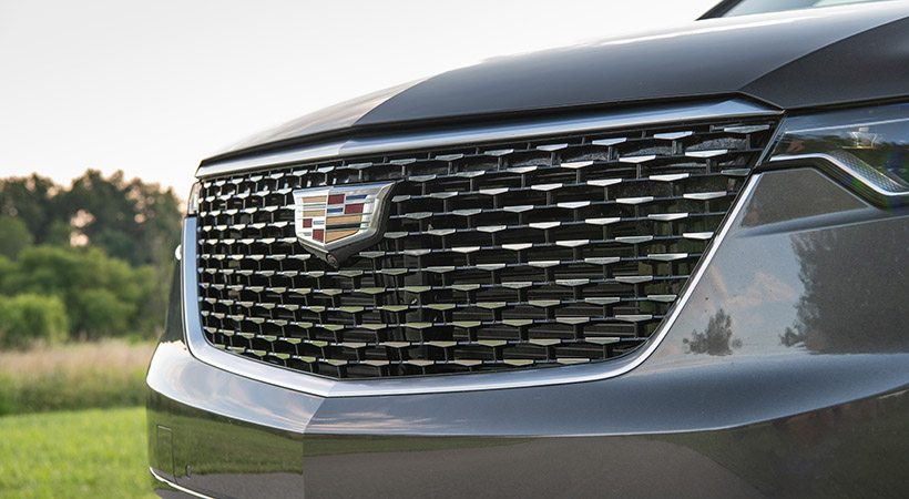 La amplia parrilla y los faros delgados de LED conforman un frente agresivo, mientras que su perfil cuadrado con lados planos se ve utilitario y maximiza el volumen interior. Foto: Cadillac