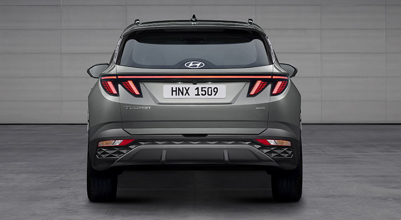 En la parte posterior destaca una línea luminosa que recorre el vehículo de lado a lado. Foto: Hyundai.