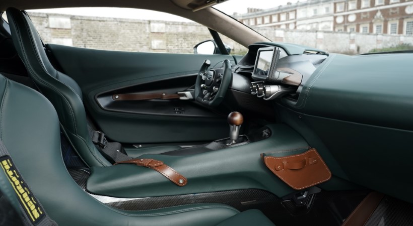 La cabina es un espacio repleto de lujo y fibra de carbono sin cubrir con piel, madera, e incluso cashmere en el techo. Foto: Aston Martin