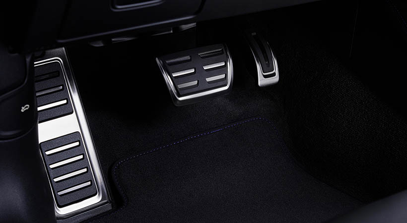 En el interior encontramos pedales de aluminio con posapie. Foto: Audi