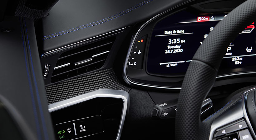 El tablero ha sido forrado con cuero negro con costuras contrastantes en azul. Foto: Audi