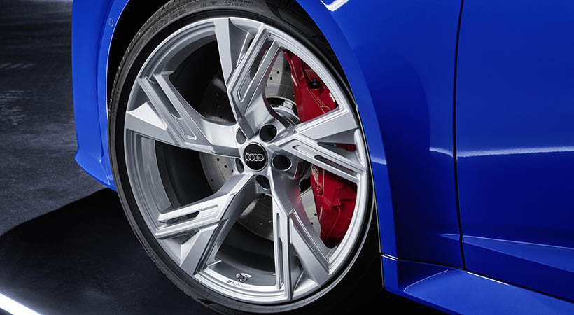 A través de los rines de 20 pulgadas se alcanzan a distinguir los cálipers de color rojo. Foto: Audi