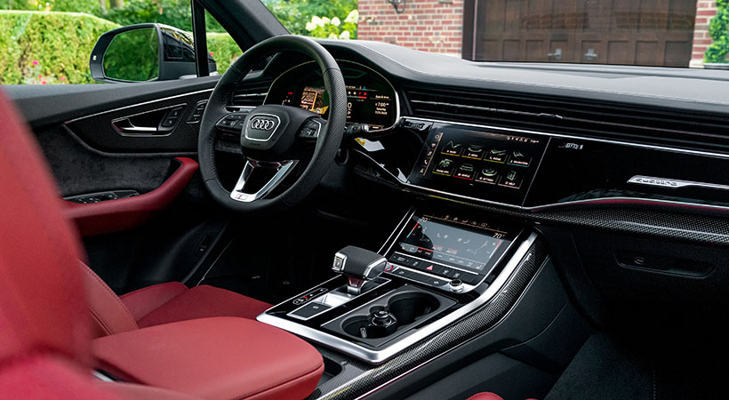 Dos pantallas táctiles de gran tamaño dominan la consola central, con un diseño que recuerda bastante al de los últimos modelos del gigante alemán. Foto: Audi