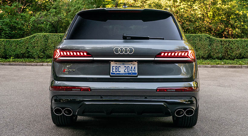 Si pasamos a la parte posterior,  los escapes cuádruples dejan claro que no estamos ante un Q7 habitual, mientras que el elemento estético que une ambos conjuntos ópticos, aporta una imagen renovada al portón y a la trasera del SUV alemán. Foto: Audi