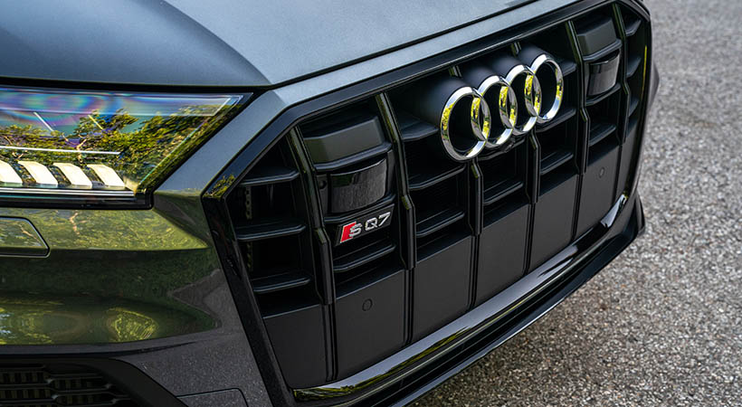  La parrilla también es de nuevo cuño y en ella destacan las dos lamas verticales, que hacen que el SQ7 parezca más imponente. Foto: Audi