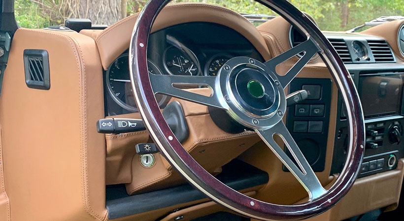 El interior también fue completamente renovado con cuero de color café. Foto: Osprey Custom Cars