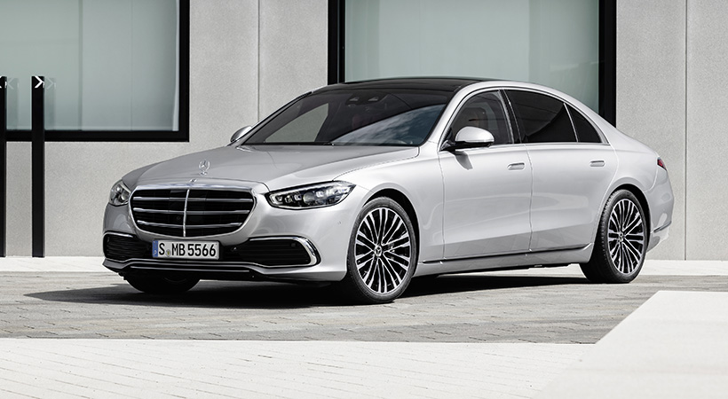 De manera opcional, la marca alemana ofrece los llamados faros Digital Light, que son capaces de proyectar mensajes o símbolos de advertencia sobre el asfalto. Foto: Mercedes-Benz