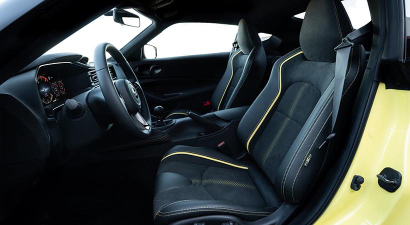 Los acentos amarillos se encuentran en toda la cabina, incluidas las costuras en el panel de instrumentos. Foto: Nissan