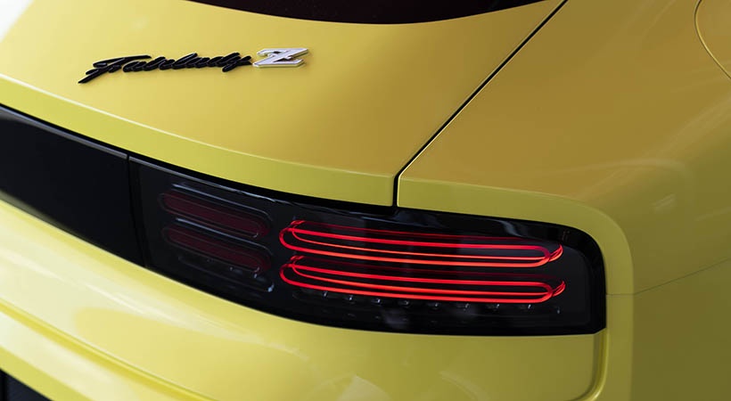 Ubicadas dentro de una sección negra rectangular que atraviesa la parte trasera y envuelve los bordes exteriores, las luces traseras LED transmiten un brillo intenso. Foto: Nissan