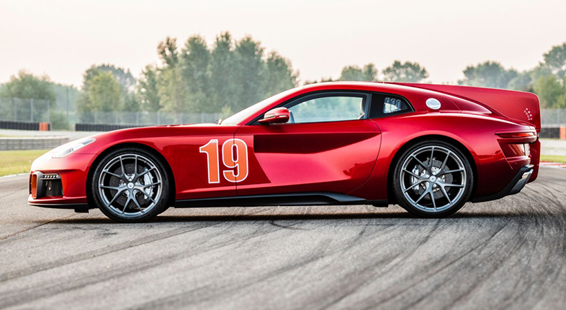 La carrocería de fibra de carbono logra reducir el peso en 331 libras en relación con el auto donador. Foto: Touring Superleggera