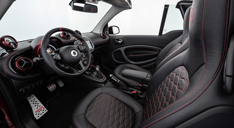 El interior recibe tapicería de cuero con costuras contrastantes. Foto: Brabus