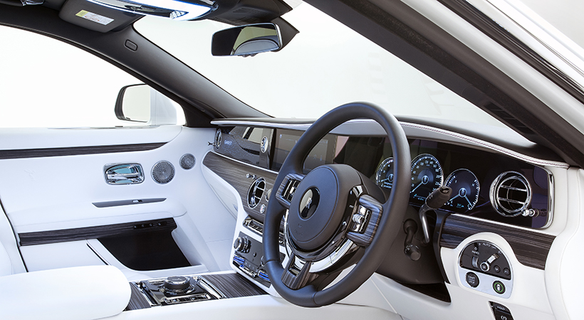 Para Rolls-Royce la implementación de tecnología se transforma en el confort en la cabina como el Head-up Display, un punto de acceso Wifi. Así como un sistema de navegación integrado, pantalla táctil y un sistema de audio Premium con 18 altavoces. Foto: Rolls-Royce