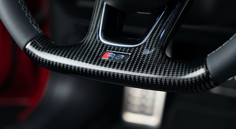 El volante cuenta con base plana y también está fabricado con fibra de carbono, Foto: Abt