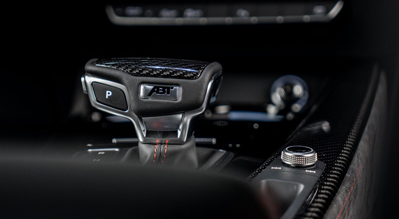 El pomo de la palanca de velocidades cuenta con el emblema del preparador. Foto: Abt