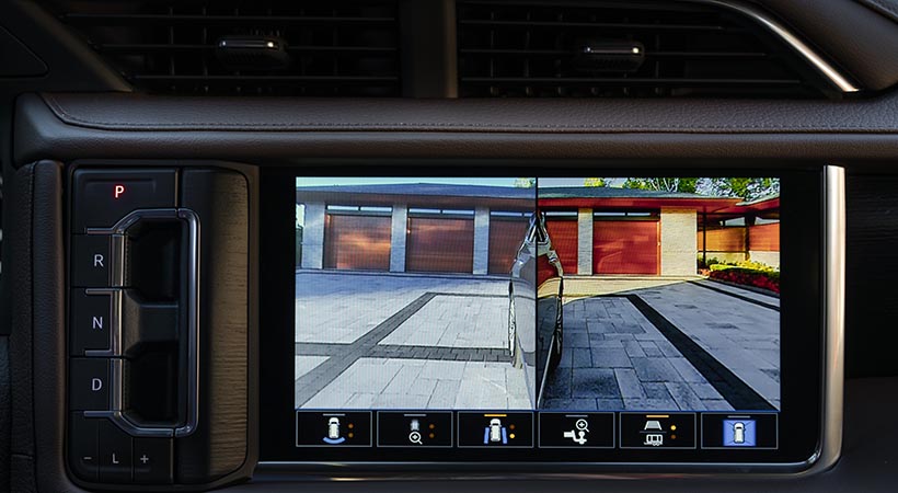 GMC Yukon Denali 2021 cuenta con cámara posterior y múltiples ayudas para remolque. Foto: GMC