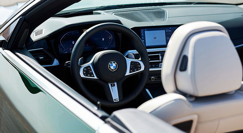 El interior se mantiene igual al de la versión de techo cerrado, con un panel de instrumentos digital y pantalla de infotenimiento al centro. Foto: BMW