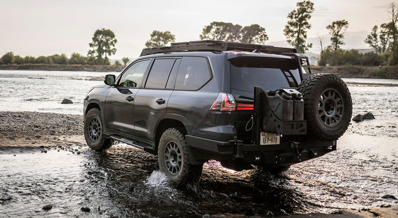 En la parte posterior se instaló una nueva defensa , que en este caso incluye un soporte para la rueda de repuesto y dos depósitos de agua. Foto: Lexus