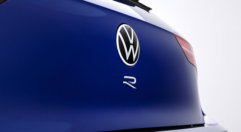 Al igual que otros productos recientes de la marca, el Volkswagen Golf R 2021 estrena el nuevo emblema de la firma alemana. Foto: Volkswagen