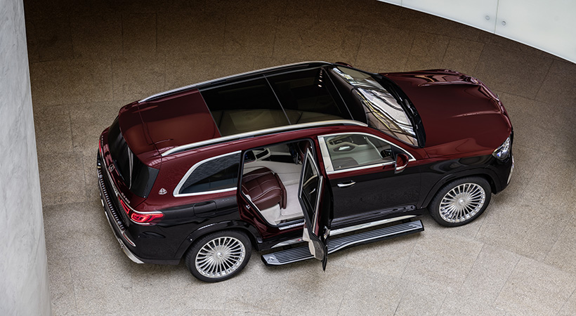 Al abrirse las puertas la carrocería baja y se extiende un estribo de aluminio anodizado retráctil. Foto: Mercedes-Benz