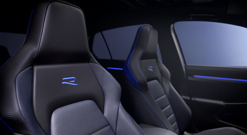 Los asientos cuentan con cabeceras integradas y el emblema  R en la parte superior. Foto: Volkswagen