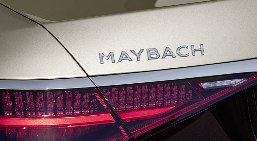 En la carrocería del auto destacan los emblemas cromados. Fotos. Mercedes-Benz