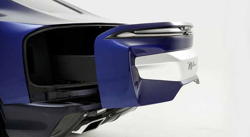 La extraña SUV cuenta con un común V8 5.7 litros que genera 700 caballos de fuerza y puede ser auxiliado por un sistema híbrido leve. Foto: Aznom