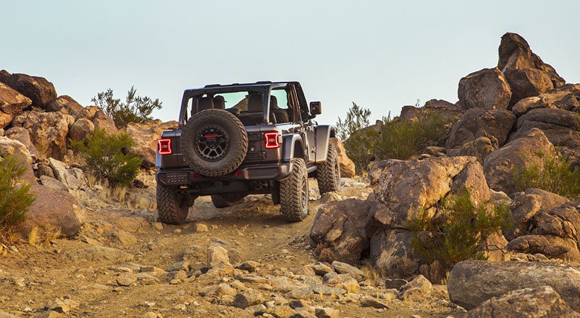 Jeep Wrangler Rubicon 392 cuenta con  un nuevo kit de elevación FOX de dos pulgadas y con las salpicaderas trapezoidales en plástico ABS de alta resistencia. Foto: Jeep