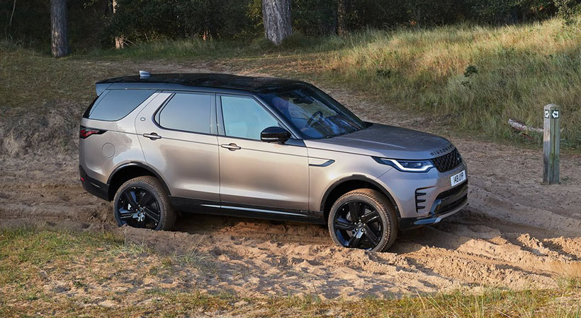 En el lateral destaca al menos en las variantes de las fotos por un pilares A y B y techo pintados en negro, que contrastan con el pilar C inclinado hacia delante y manteniendo el color de la carrocería. Foto: Land Rover