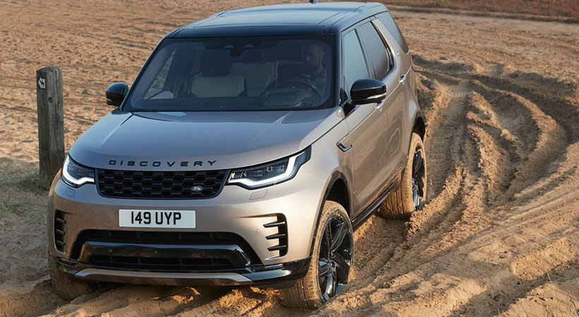 La sección frontal destacan los conjuntos ópticos que se prolongan más hacia los laterales y se realzan con luz diurna LED. Foto: Land Rover