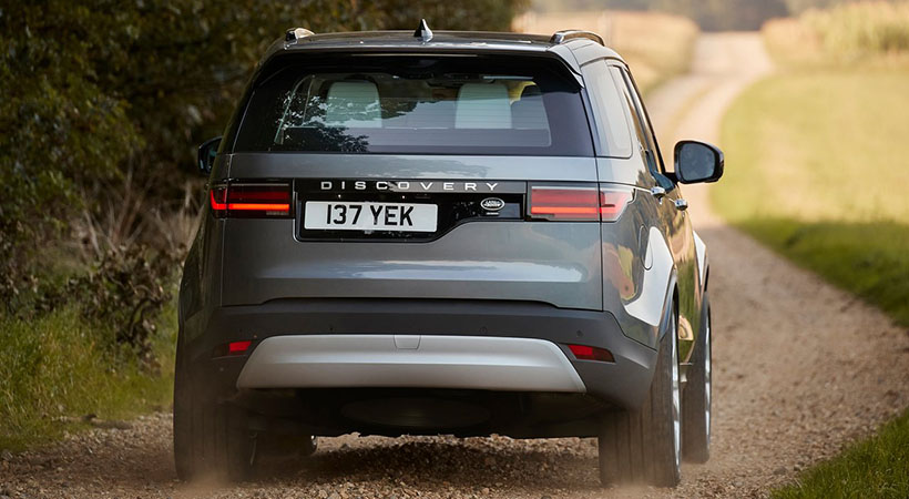 Land Rover Discovery continúa apostando por la asimetría con la matrícula colocada un poco a la izquierda en el portón e integrada sobre una moldura negra que une ambos grupos ópticos. Foto: Land Rover