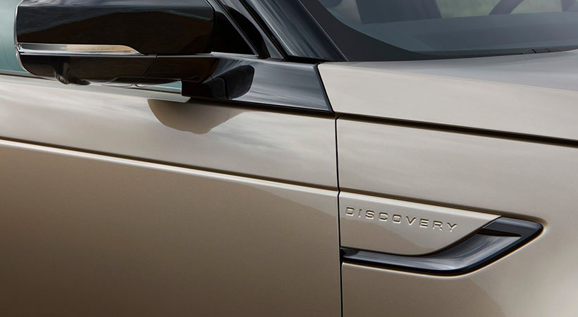 Los detalles deportivos destacan tanto en el interior como en el exterior. Foto: Land Rover