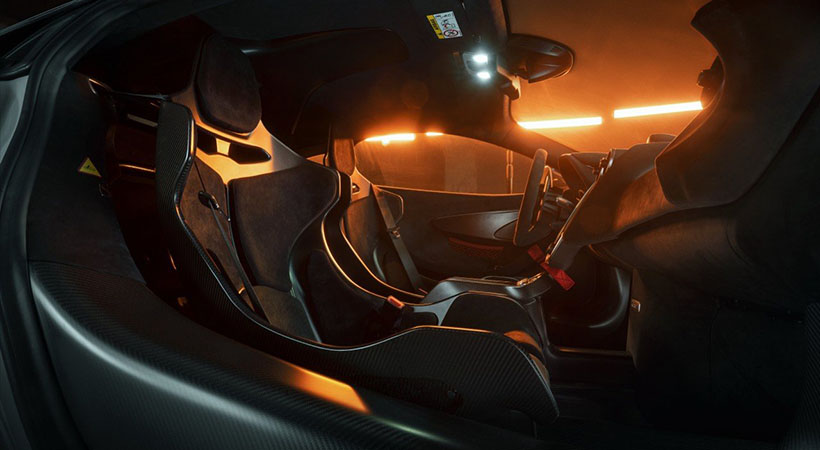 En el interior encontramos mpas piezas de fibra de carbono y asientos de cubo. Foto: Novitec