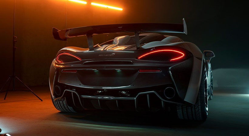 En la sección posterior sobresale el enorme alerón fabricado con fibra de carbono. Foto: Novitec