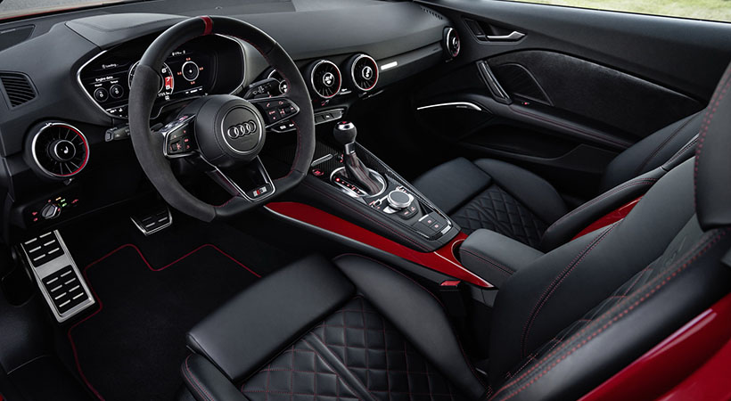 En el interior del Audi TTS Competition Plus encuentras detalles en el volante de fondo plano y en las vestiduras, así como un tablero digital. Foto: Audi