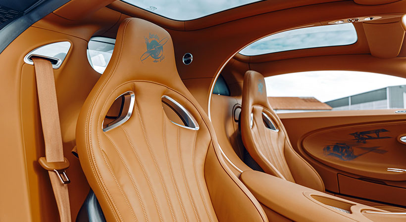 El interior cuenta con diferentes elementos y grabados que hacen remembranza al tema en que el auto se enfoca. Foto: Bugatti