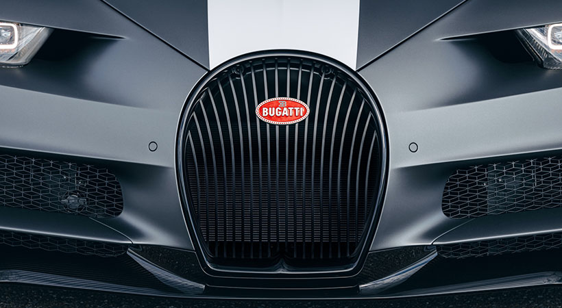 La emblemática parrilla de herradura de Bugatti tiene un terminado en negro brilloso. Foto: Bugatti